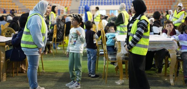 تنظيم إفطار جماعى للعالقين ومرافقى المصابين الفلسطينيين فى شمال سيناء   حصري على لحظات