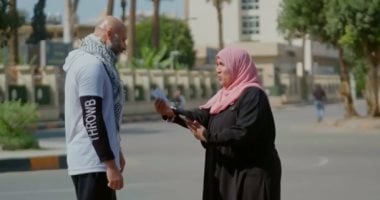 حياة كريمة.. سيدة تحصل على مبلغ كبير وتمنحه لفلسطينى وتؤكد: “أنت على راسى”   حصري على لحظات